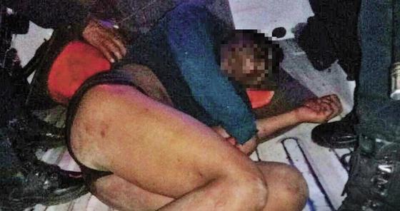 Толпа избила 20-летнего насильника и бросила его в клетку с крокодилами Толпа избила 20-летнего насильника и бросила его в клетку с крокодилами