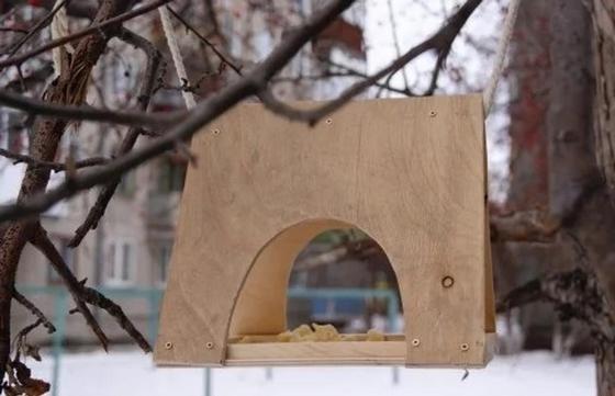 Кормушка для птиц из фанеры Кормушка для птиц из фанеры