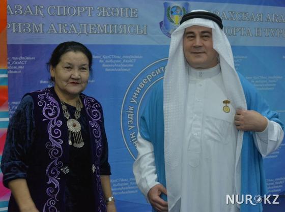 Сары әулиенің "Ел бірлігі" медалімен марапатталған сәті. Фото: NUR.KZ. Сары әулиенің "Ел бірлігі" медалімен марапатталған сәті. Фото: NUR.KZ.