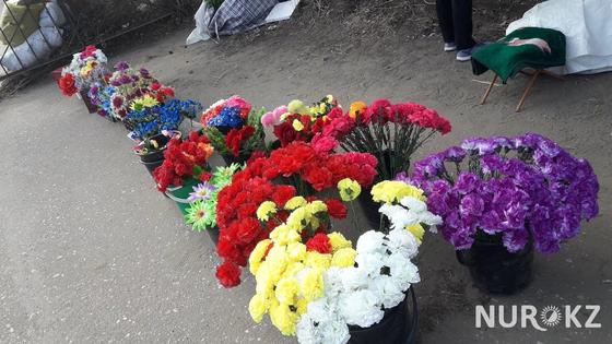 Павлодарцы накрывают столы на кладбище как в элитном ресторане Павлодарцы накрывают столы на кладбище как в элитном ресторане