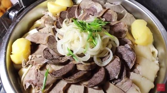 Не смотря на разницу в кулинарной культуре европейцам и москвичам понравились традиционные блюда казахской кухни. Скриншот видео «Royal Catering» Не смотря на разницу в кулинарной культуре европейцам и москвичам понравились традиционные блюда казахской кухни. Скриншот видео «Royal Catering»