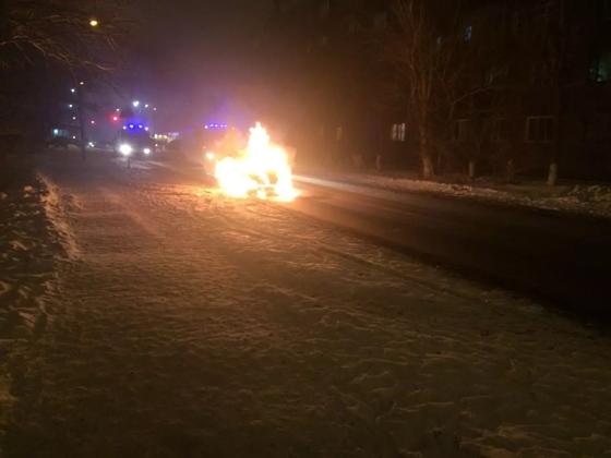 В Астане гвардейцы вынесли ребенка из горящей машины В Астане гвардейцы вынесли ребенка из горящей машины