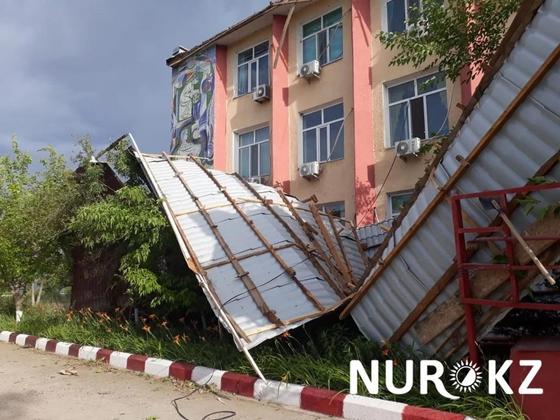 Ветром сорвало крышу с акимата в Туркестанской области (фото) Ветром сорвало крышу с акимата в Туркестанской области (фото)
