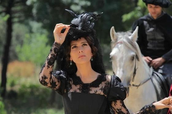 Турецкая актриса Бергюзар Корель: биография Турецкая актриса Бергюзар Корель: биография