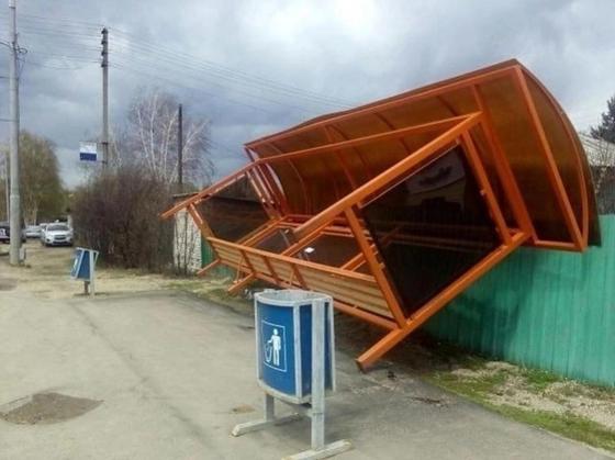 Мощный ветер валит новые остановки в Усть-Каменогорске (фото) Мощный ветер валит новые остановки в Усть-Каменогорске (фото)