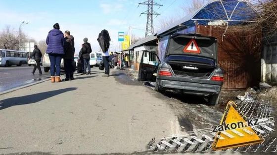 Mercedes совершил смертельный наезд на людей в Алматы Mercedes совершил смертельный наезд на людей в Алматы