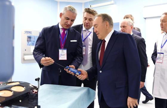 Назарбаев посетил обучающий центр роботизированной хирургии в Астане (фото) Назарбаев посетил обучающий центр роботизированной хирургии в Астане (фото)