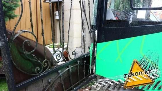 Автобус без водителя снес забор частного дома в Алматы (фото) Автобус без водителя снес забор частного дома в Алматы (фото)