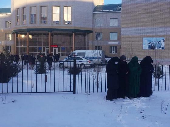 Ақтөбеде тура мектептің алдында қара жамылып, намаз оқығандар елді шошытты (фото) Ақтөбеде тура мектептің алдында қара жамылып, намаз оқығандар елді шошытты (фото)