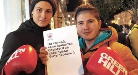 Ожидающим в очереди iPhone предложили побить друг друга Ожидающим в очереди iPhone предложили побить друг друга