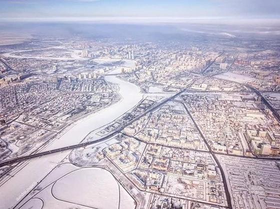 Фотограф из Минска отнес книгу об Астане Назарбаеву (фото) Фотограф из Минска отнес книгу об Астане Назарбаеву (фото)