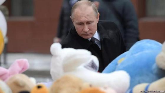 Путин сауда орталығындағы өрттен қаза тапқандарды еске алатын орынға гүл қойып тұр. Фото: Азаттық Путин сауда орталығындағы өрттен қаза тапқандарды еске алатын орынға гүл қойып тұр. Фото: Азаттық