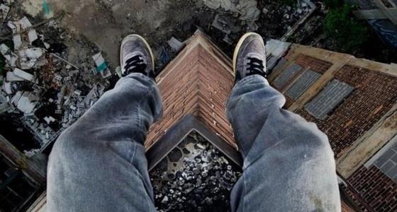 Парень хотел спрыгнуть с многоэтажки в Кокшетау Парень хотел спрыгнуть с многоэтажки в Кокшетау
