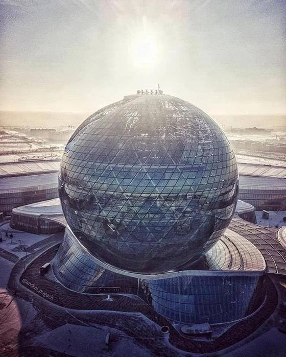 Фотограф из Минска отнес книгу об Астане Назарбаеву (фото) Фотограф из Минска отнес книгу об Астане Назарбаеву (фото)