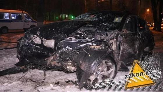 Водитель BMW сбежал, устроив ДТП в Алматы (фото) Водитель BMW сбежал, устроив ДТП в Алматы (фото)