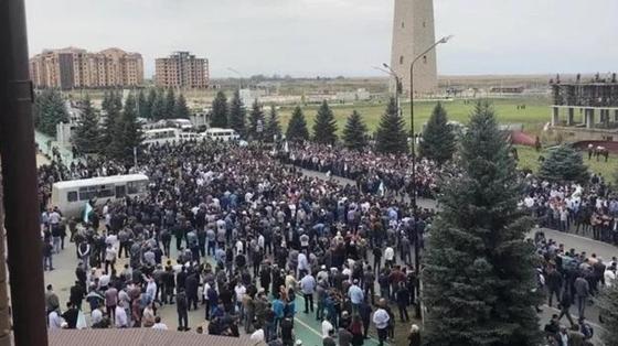Жители Ингушетии вышли протестовать против соглашения о границе с Чечней Жители Ингушетии вышли протестовать против соглашения о границе с Чечней