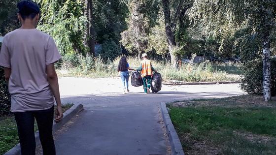 Девушка шла на работу в офис. Скриншот видео Девушка шла на работу в офис. Скриншот видео