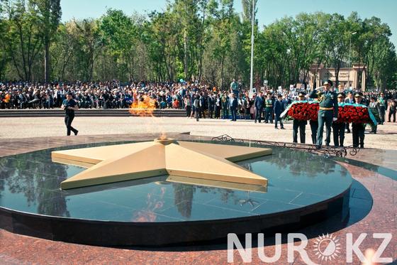 В Таразе зажжен новый «Вечный огонь» В Таразе зажжен новый «Вечный огонь»