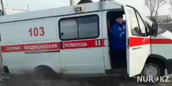 Спешившая на спасение отравившегося ребенка "cкорая" застряла в яме в Караганде Спешившая на спасение отравившегося ребенка "cкорая" застряла в яме в Караганде