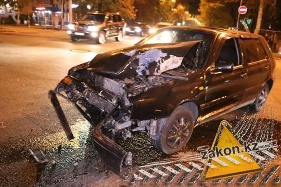 Лихач-мотоциклист на высокой скорости влетел в легковой автомобиль в Алматы (фото) Лихач-мотоциклист на высокой скорости влетел в легковой автомобиль в Алматы (фото)
