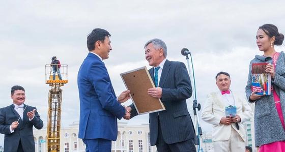 В Уральске 1700 музыкантов одновременно сыграли кюи Курмангазы на площади первого президента В Уральске 1700 музыкантов одновременно сыграли кюи Курмангазы на площади первого президента