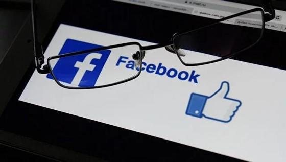 Мужчина показал необычную функцию Facebook c помощью "поста-иллюзии" Мужчина показал необычную функцию Facebook c помощью "поста-иллюзии"