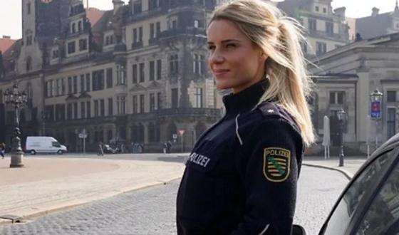 Сотрудница немецкой полиции заставила поклонников умолять об аресте Сотрудница немецкой полиции заставила поклонников умолять об аресте