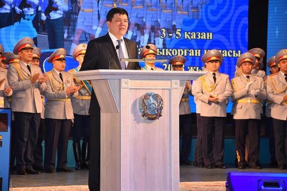Победителям конкурса «Парасатты полицей» вручил награды замминистра Берик Бисенкулов Победителям конкурса «Парасатты полицей» вручил награды замминистра Берик Бисенкулов