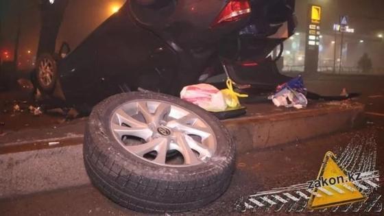 ДТП с "перевертышем" в Алматы: пострадали 5 человек ДТП с "перевертышем" в Алматы: пострадали 5 человек