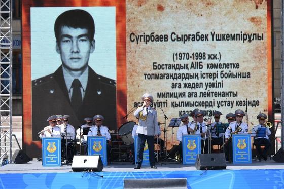 Мадина Садвакасова, Али Окапов, Беркут: грандиозный концерт устроили для полицейских Алматы Мадина Садвакасова, Али Окапов, Беркут: грандиозный концерт устроили для полицейских Алматы