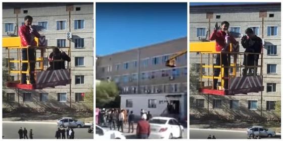 Цветы, музыка и подъемный кран: отец устроил переполох в роддоме в Атырау (видео) Цветы, музыка и подъемный кран: отец устроил переполох в роддоме в Атырау (видео)