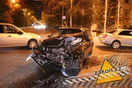 Лихач-мотоциклист на высокой скорости влетел в легковой автомобиль в Алматы (фото) Лихач-мотоциклист на высокой скорости влетел в легковой автомобиль в Алматы (фото)