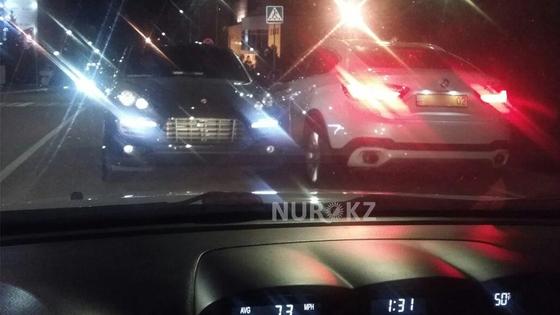 Ради флирта парень на дорогом авто выехал на встречную полосу движения Ради флирта парень на дорогом авто выехал на встречную полосу движения