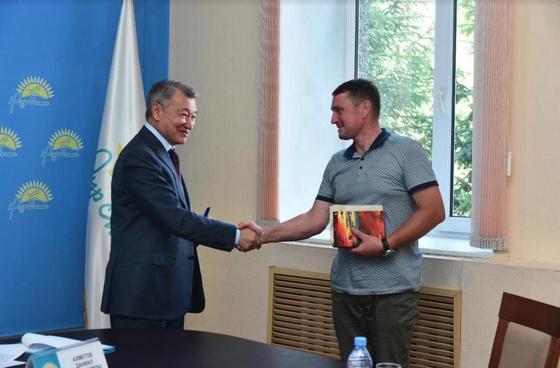 Даниал Ахметов пообещал помочь отцу 18 детей Даниал Ахметов пообещал помочь отцу 18 детей