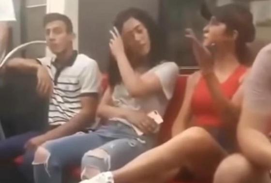 Девушка в шортах возмутила "уятменов" в метро Баку (видео) Девушка в шортах возмутила "уятменов" в метро Баку (видео)