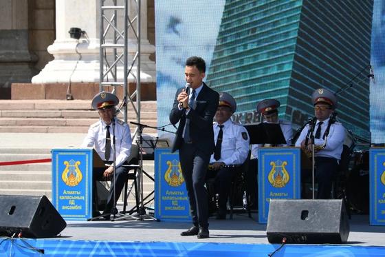 Мадина Садвакасова, Али Окапов, Беркут: грандиозный концерт устроили для полицейских Алматы Мадина Садвакасова, Али Окапов, Беркут: грандиозный концерт устроили для полицейских Алматы
