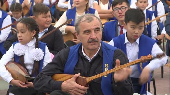 В Уральске 1700 музыкантов одновременно сыграли кюи Курмангазы на площади первого президента В Уральске 1700 музыкантов одновременно сыграли кюи Курмангазы на площади первого президента