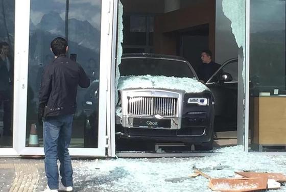 Неизвестный пытался угнать Rolls Royce из салона в Алматы (фото) Неизвестный пытался угнать Rolls Royce из салона в Алматы (фото)