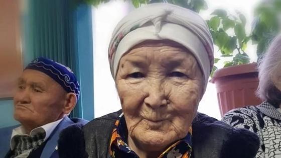 Ақтөбеде қарттар үйінде тұратын 80 жастағы кейуана балаларының несиесін төлеп отыр Ақтөбеде қарттар үйінде тұратын 80 жастағы кейуана балаларының несиесін төлеп отыр