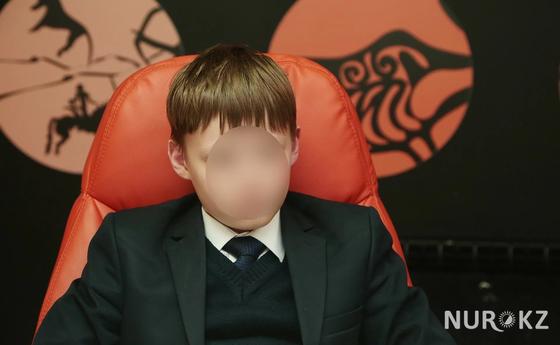 Жеткіншек анасының жат ағымға кіргелі қатыгез болып кеткенін айтуда. Фото: Петр Карандашов. Жеткіншек анасының жат ағымға кіргелі қатыгез болып кеткенін айтуда. Фото: Петр Карандашов.
