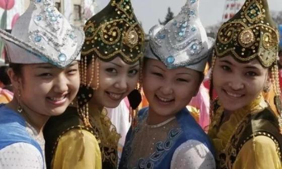 Көшеде ұлттық киіммен жүрген қазақ қыздары елдің ықыласына ие болды (видео) Көшеде ұлттық киіммен жүрген қазақ қыздары елдің ықыласына ие болды (видео)