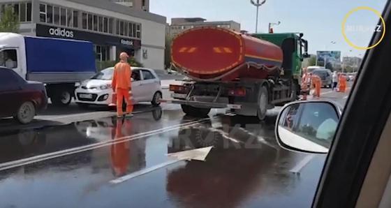 Дороги моют порошком перед приездом Дороги моют порошком перед приездом