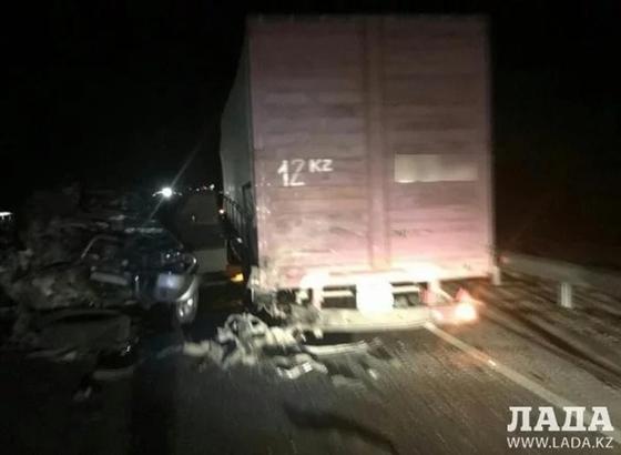 Один человек погиб в ДТП на трассе в Мангистауской области (фото) Один человек погиб в ДТП на трассе в Мангистауской области (фото)