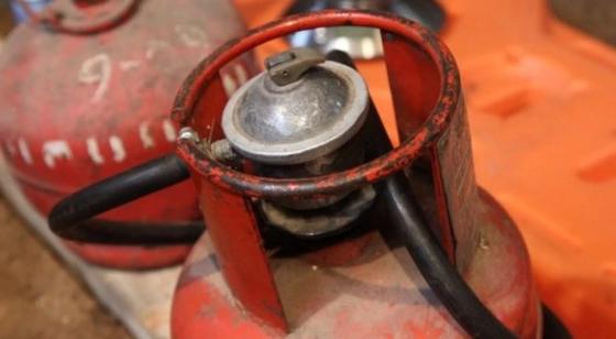 Хлопок газа обрушил квартиру в Шахтинске, пострадали двое парней Хлопок газа обрушил квартиру в Шахтинске, пострадали двое парней