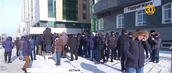 Строители «Абу-Даби Плаза» заявляют, что им задолжали около 290 млн тенге Строители «Абу-Даби Плаза» заявляют, что им задолжали около 290 млн тенге