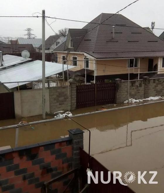 Резиновые лодки и реки по дорогам: как топит Казахстан Резиновые лодки и реки по дорогам: как топит Казахстан