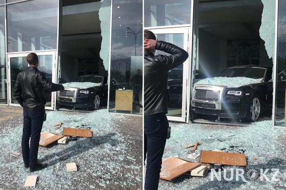 Неизвестный протаранил стену автоцентра на новеньком Rolls Royce в Алматы (фото, видео) Неизвестный протаранил стену автоцентра на новеньком Rolls Royce в Алматы (фото, видео)