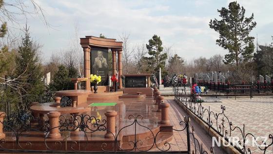 Павлодарцы накрывают столы на кладбище как в элитном ресторане Павлодарцы накрывают столы на кладбище как в элитном ресторане