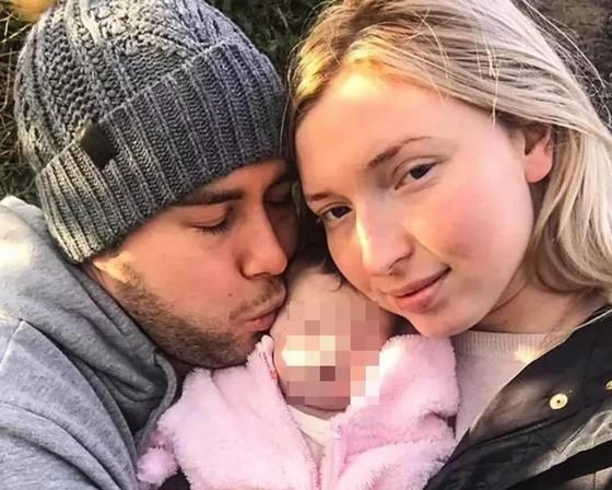 Молодые родители 16 дней гуляли с мертвой малышкой Молодые родители 16 дней гуляли с мертвой малышкой