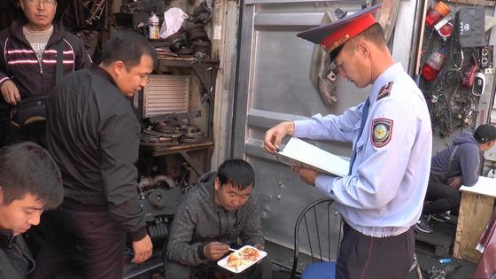 Рейд на авторынке «Жибек Жолы» провели полицейские Алматы (фото) Рейд на авторынке «Жибек Жолы» провели полицейские Алматы (фото)